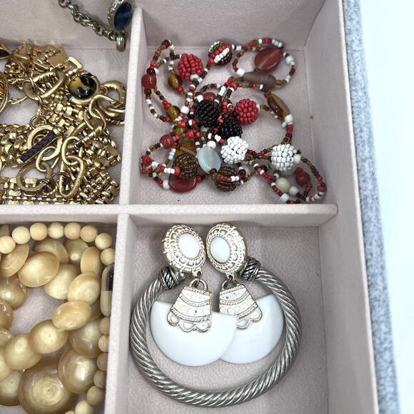Vintage To Modern Costume Jewelry Mixed Lot Brooch Rings Necklace in Jewelry Box - Picture 9 of 14